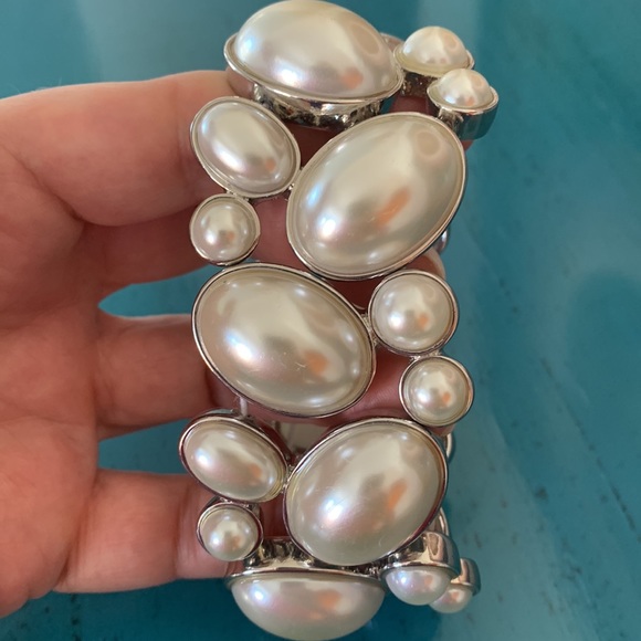 Banana Republic stunning pearl and silver stretch elastic cuff bracelet. - Picture 2 of 7
